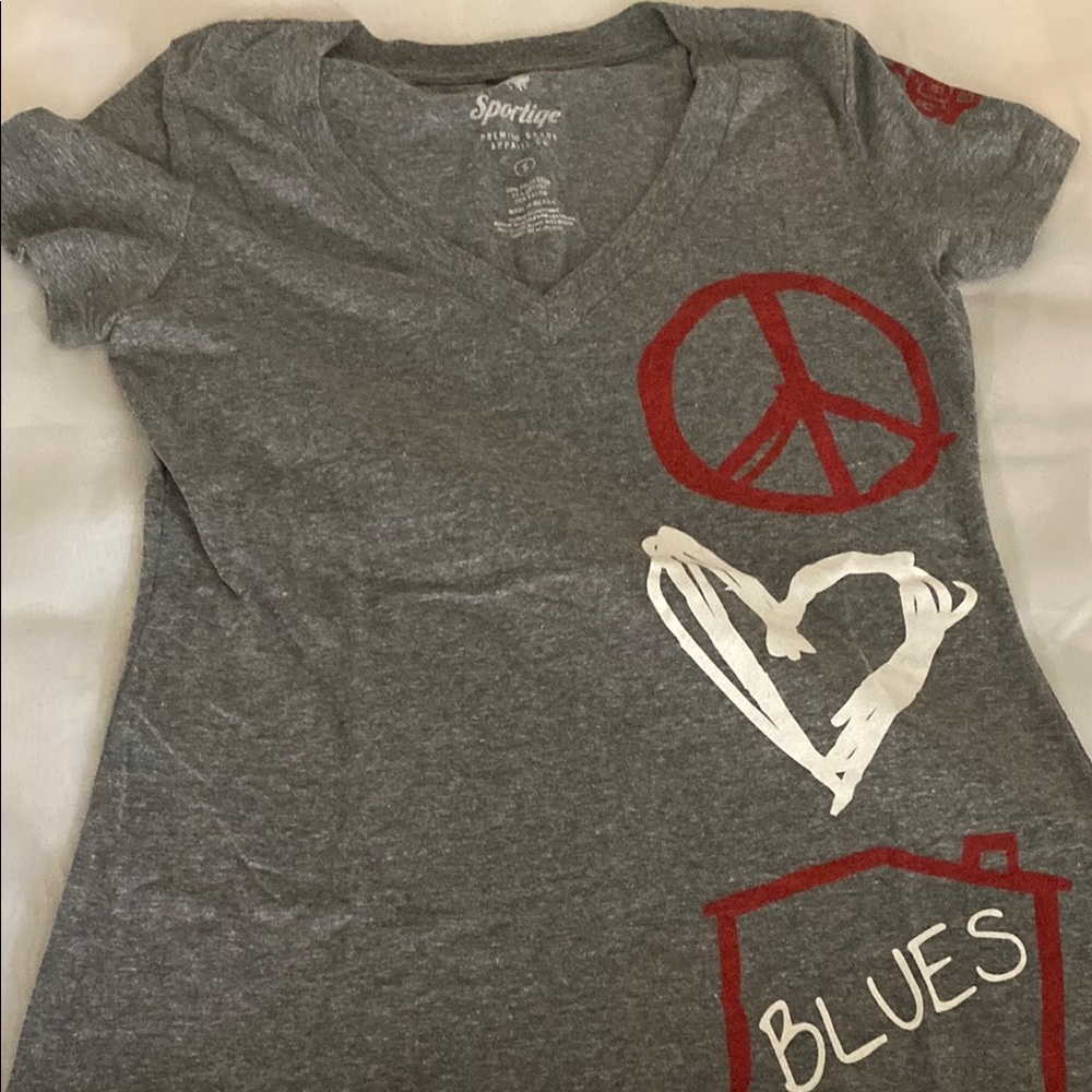 Gray Sportive Graphic Tee with Red and White Design